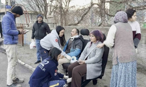Aksaray&rsquo;da kamyonet ile hafif ticari ara&ccedil; &ccedil;arpıştı: 3 yaralı
