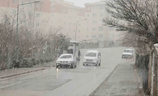 Aksaray&rsquo;da kar yağışı etkili oluyor
