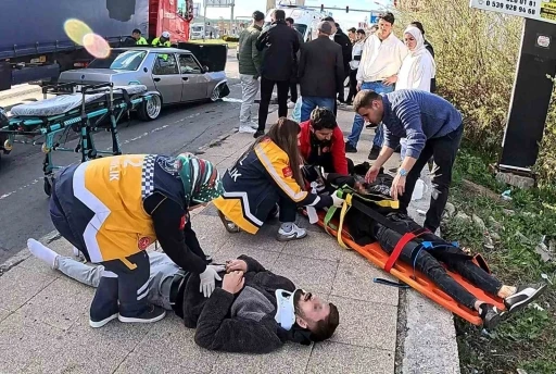 Aksaray’da kazada yaralılara kaldırımda müdahale
