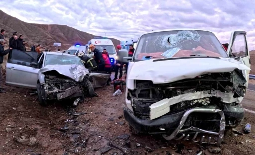 Aksaray&rsquo;da minib&uuml;s ile otomobil kafa kafaya &ccedil;arpıştı: 6 yaralı
