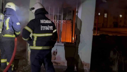 Aksaray&rsquo;da m&uuml;stakil ev alev alev yandı
