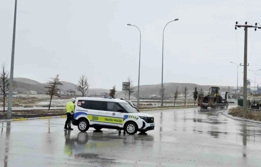 Aksaray&rsquo;da Ortak&ouml;y yolu yoğun kar yağışı nedeniyle ulaşıma kapatıldı
