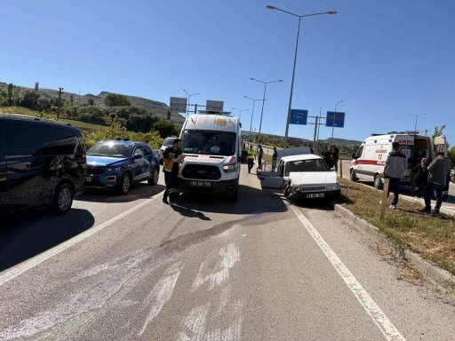 Aksaray&rsquo;da otomobil minib&uuml;se &ccedil;arptı: 8 yaralı
