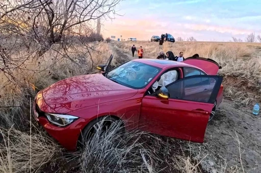 Aksaray&rsquo;da otomobil şarampole d&uuml;şt&uuml;: 3 yaralı
