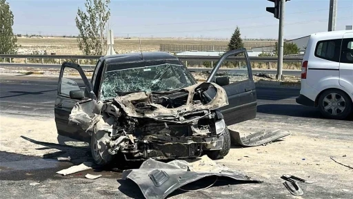 Aksaray&rsquo;da otomobil vince arkadan &ccedil;arptı: 3 yaralı
