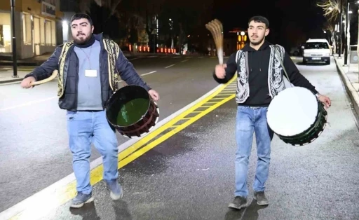 Aksaray&rsquo;da Ramazan davulcuları hafif kar yağışı altında sahur mesaisine başladı
