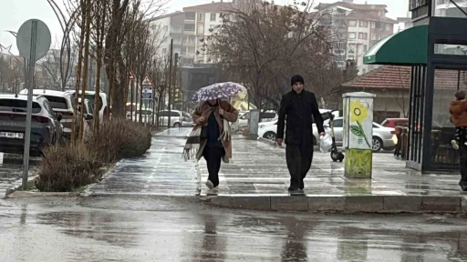 Aksaray&rsquo;da r&uuml;zgar ve şiddetli yağmur etkili oluyor
