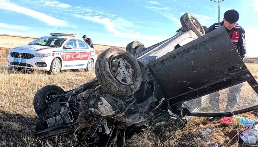 Aksaray&rsquo;da takla atan otomobilin s&uuml;r&uuml;c&uuml;s&uuml; yaralandı
