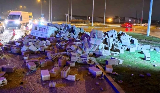 Aksaray&rsquo;da tır ile servis aracı &ccedil;arpıştı: 2 yaralı
