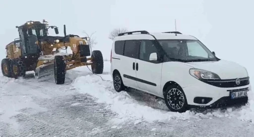 Aksaray&rsquo;da yoğun kar yağışı nedeniyle yolda mahsur kalan ara&ccedil;lar kurtarılıyor
