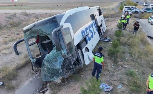 Aksaray&rsquo;da yolcu otob&uuml;s&uuml; şarampole devrildi: 44 yaralı
