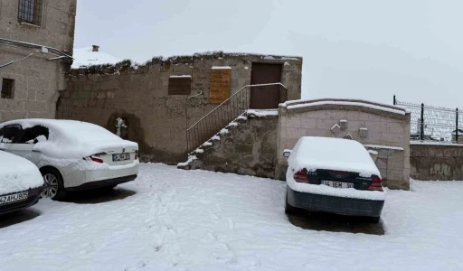 Aksaray&rsquo;ın G&uuml;zelyurt il&ccedil;esi, &ccedil;i&ccedil;ek a&ccedil;mış meyve ağa&ccedil;ları ve yağan karla il&ccedil;e beyaza b&uuml;r&uuml;nd&uuml;

