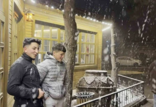 Aksaray&rsquo;ın G&uuml;zelyurt il&ccedil;esinde kar yağışı etkili oluyor
