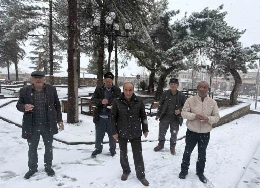 Aksaray&rsquo;ın G&uuml;zelyurt il&ccedil;esinde kar yağışı etkisini s&uuml;rd&uuml;r&uuml;yor
