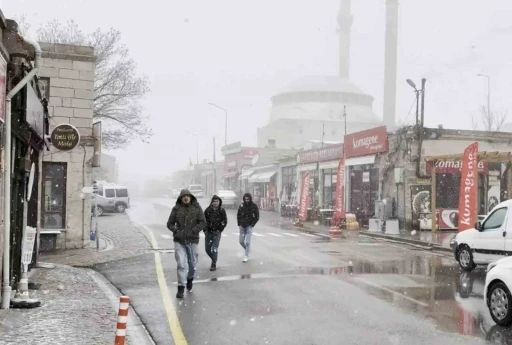 Aksaray&rsquo;ın y&uuml;ksek kesimlerinde kar yağışı etkili oluyor
