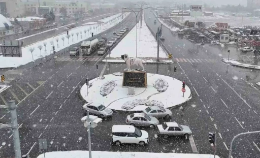 Aksaray yağan karla beyaza b&uuml;r&uuml;nd&uuml;
