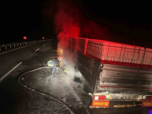 Akseki’de rampa inerken balataları yanan tır alev aldı
