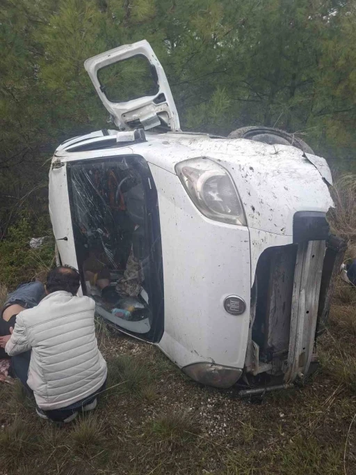 Akseki-Manavgat Karayolunda hafif ticari ara&ccedil; şarampole devrildi: 1&rsquo;i ağır 6 yaralı
