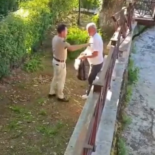 Akşemseddin Hazretleri T&uuml;rbesi&rsquo;nin bah&ccedil;esinde i&ccedil;ki i&ccedil;en şahsa vatandaşlardan teki
