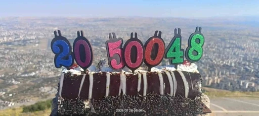 Aksoyak&rsquo;tan 500. zirve tırmanışında &uuml;&ccedil;l&uuml; kutlama
