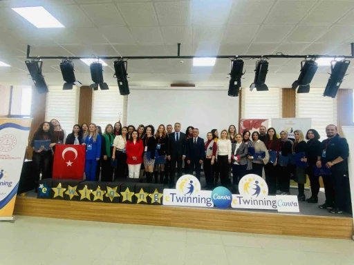 Aksu&rsquo;da &ouml;ğretmenlere dijital d&ouml;n&uuml;ş&uuml;m konusunda uygulamalı eğitim
