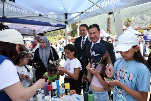 Akyaka sahilinde g&ouml;ky&uuml;z&uuml; u&ccedil;urtmalarla renklendi