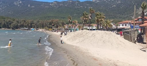 AKYAKA SAHİLİNDE KUM &Ccedil;İLESİ 