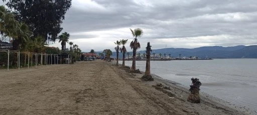 Akyaka sahilinde yağmur sonrası d&uuml;zenleme yapıldı