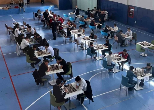 Alaca&rsquo;da lise &ouml;ğrencileri kıyasıya m&uuml;cadele etti
