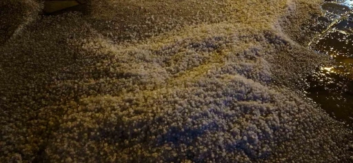 Alaca&rsquo;da sağanak doluya d&ouml;n&uuml;şt&uuml;, cadde ve sokaklar beyaza b&uuml;r&uuml;nd&uuml;
