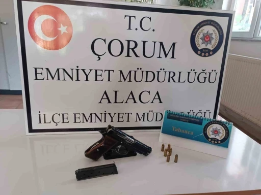 Alaca’da trafik denetiminde ruhsatsız silah ele geçirildi

