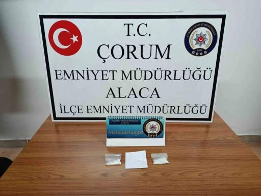 Alaca&rsquo;da uyuşturucuyla yakalanan 2 kişi g&ouml;zaltına alındı
