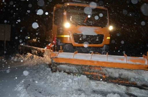 Alacabel&rsquo;de yağmur kara d&ouml;nd&uuml;, kar kalınlığı 5 santime ulaştı

