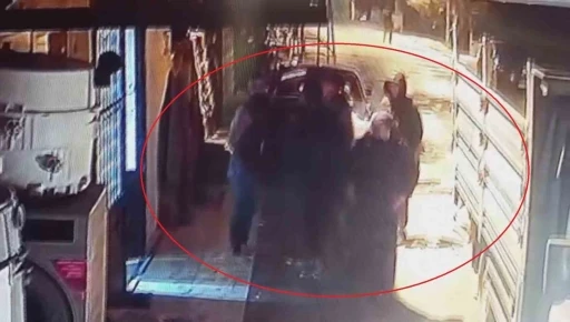 Alacak verecek tartışması, taşlı bı&ccedil;aklı kavgaya d&ouml;n&uuml;şt&uuml;: 1 yaralı
