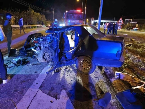 Alaçam’da otomobil aydınlatma direğine çarptı: 1 yaralı
