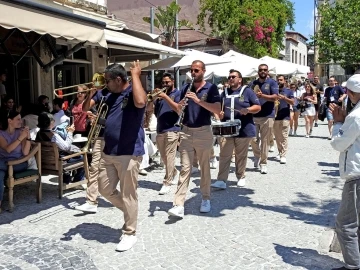 Alaçatı İki Yaka Festivali sokakları karnaval alanına çevirdi
