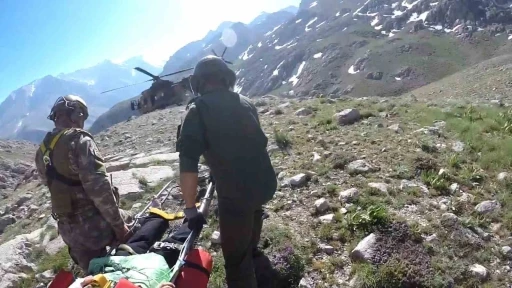 Aladağlar&rsquo;da mahsur kalan dağcının kurtarılma anları kamerada
