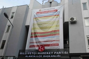 Alanya Belediyesi’nin borç bakiyesi afişine MHP’den alacak kalemli afişle cevap
