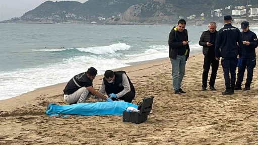 Alanya&rsquo;da 2,5 ay &ouml;nce sahilde bulunan ceset ihbarı yama&ccedil; paraş&uuml;t&uuml; pilotu kamerasında
