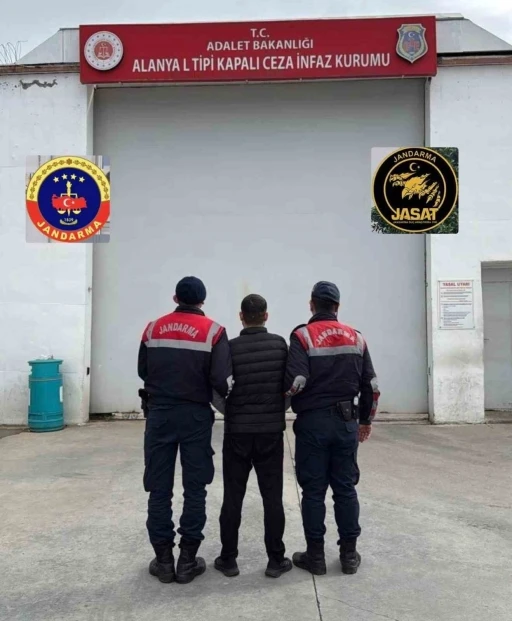 Alanya&rsquo;da 20 yıl kesinleşmiş hapis cezası bulunan h&uuml;k&uuml;ml&uuml; yakalandı
