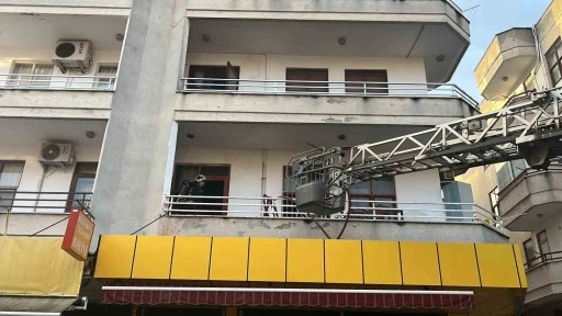 Alanya&rsquo;da 3 katlı binada yangın paniği
