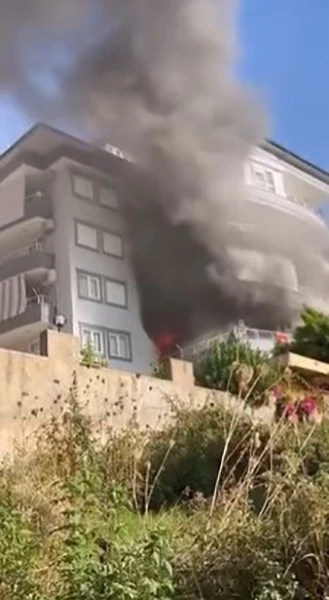 Alanya’da 5 katlı binada korkutan yangın
