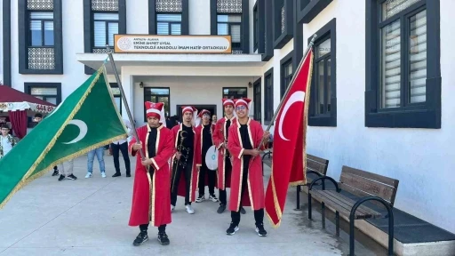 Alanya&rsquo;da 5 &uuml;lkeden 97 &ouml;ğrenci mehter marşlarıyla karşılandı
