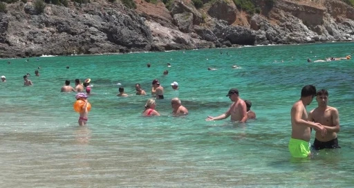 Alanya’da aşırı sıcaklar sahilleri doldurdu
