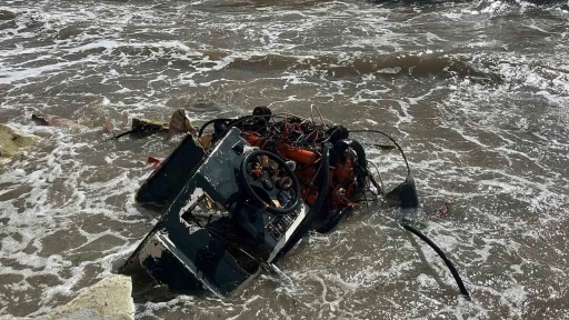 Alanya&rsquo;da balık&ccedil;ı teknesi alabora oldu: 2 kişi y&uuml;zerek kurtuldu
