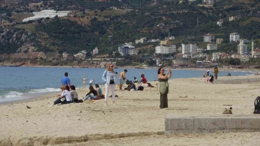 Alanya&rsquo;da bayram arifesinde hava sıcaklığı 20 dereceye ulaştı, tatilciler soluğu sahilde aldı
