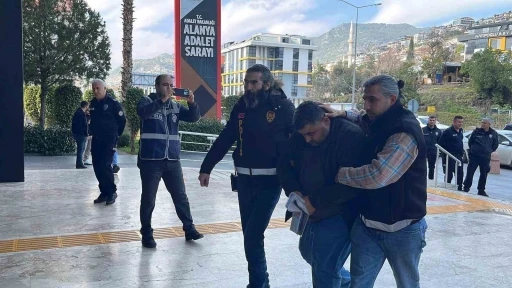 Alanya&rsquo;da bı&ccedil;ak ve zincirlerin kullanıldığı kavgaya 3 tutuklama
