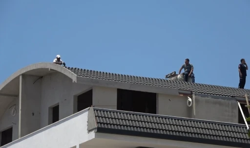 Alanya&rsquo;da bunalıma girip &ccedil;atıya &ccedil;ıkan şahsı polis ekipleri ikna etti
