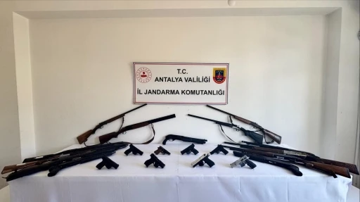 Alanya’da çok miktarda silah ve mühimmat ele geçirildi
