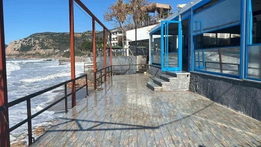Alanya&rsquo;da dalgalar balık lokantasını bastı
